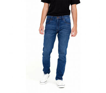 Een man draagt  de Wrangler Larston Desire.