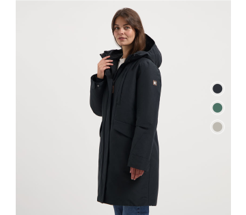 Zijaanzicht van vrouw met donkerblauwe Travelin’ Linea dames parka met capuchon.