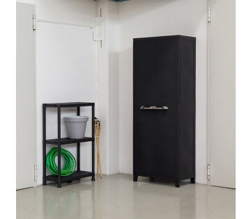 Hoge Toomax Prime kast geplaatst in garagehoek