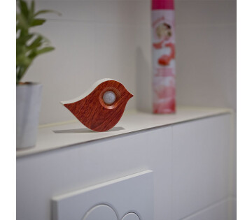 Nexxt Premium Vogelbox met Bewegingsensor in vogelvorm staat in de wc.