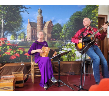 Anne-Meta Kobes, Jeanet de Jong en Kees Poulus - Vrouwe Rixt van Donia - Moeder van Ameland, Oans Mim in Hollum(a)