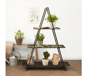 De Lifa Living Plantenstandaard Jasmine staat in de kamer.