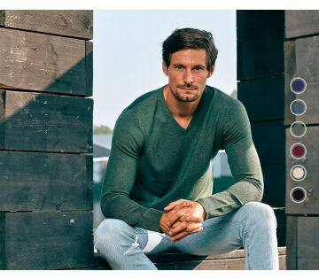 De Mario Russo Pullover is een stijlvolle trui met V-hals.