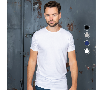 Het model draagt een Cappuccino Igor t-shirt met alle kleuren opties.