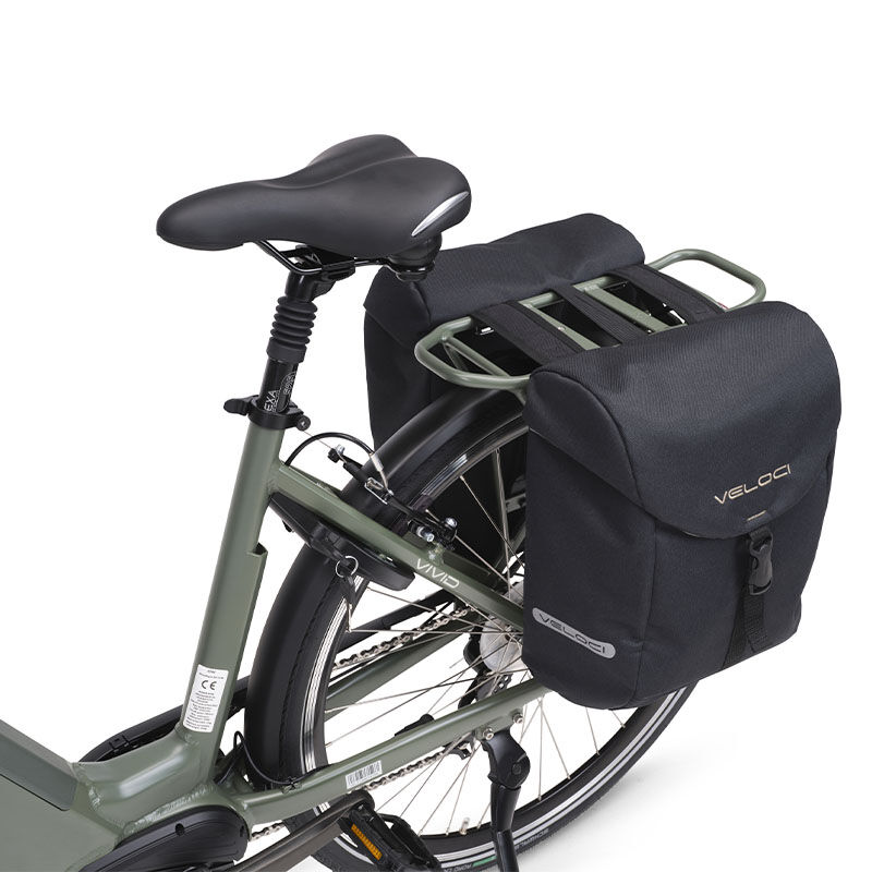 De Veloci Fietstas en AXA Fietsslot zit op de fiets. De Veloci Fietstas en AXA Fietsslot zit op de fiets.
