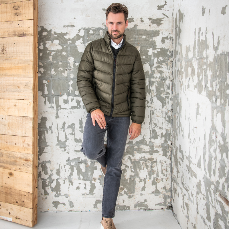 De Cappuccino Jiovanni Jas is een gewatteerde jas, welke perfect is voor het voor- en najaar.