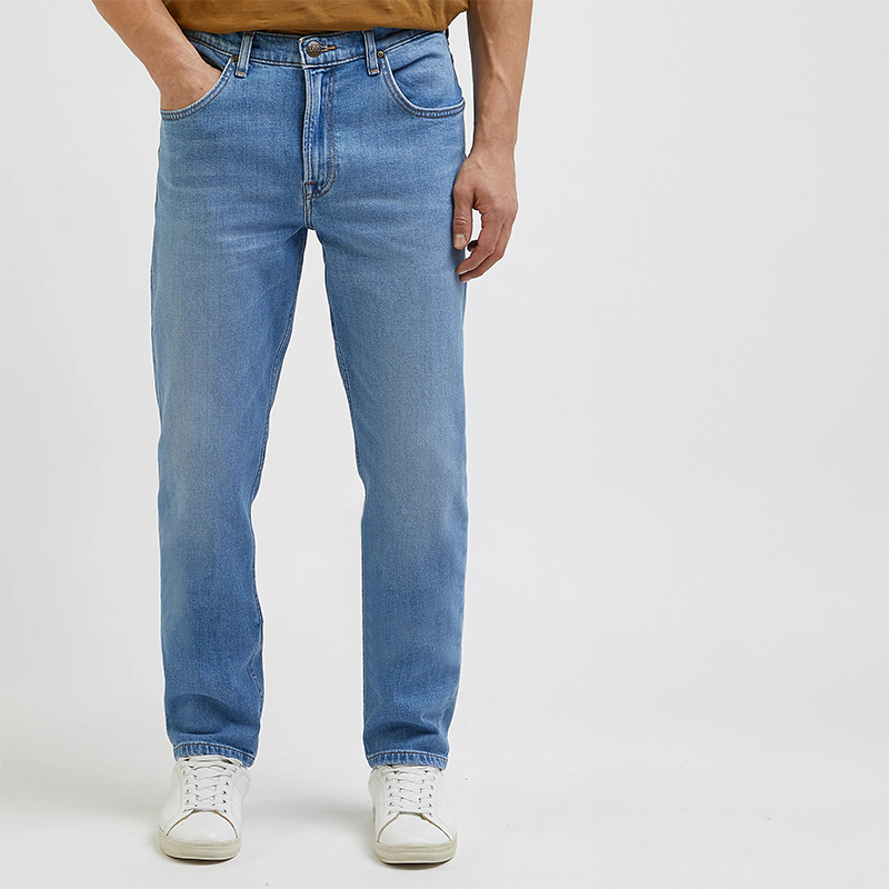 De Lee Brooklyn Midstone Heren Jeans heeft een comfortabele pasvorm.