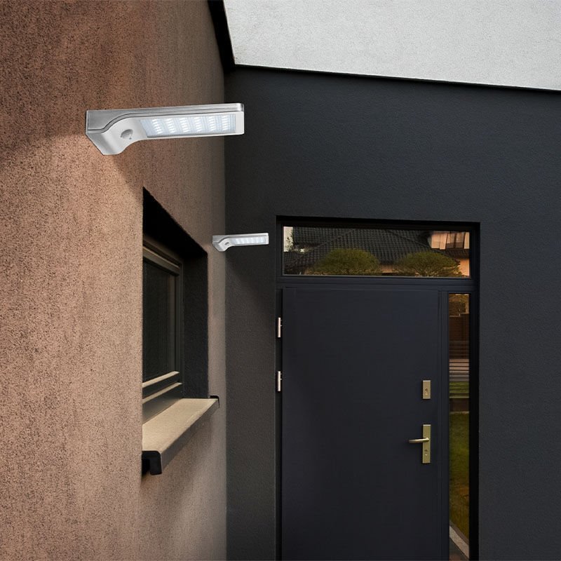 De Kansas Solar Flat Light in wit hangt buiten. De Kansas Solar Flat Light in wit hangt buiten.