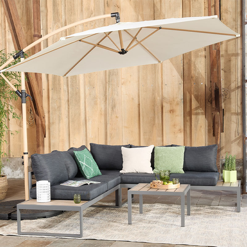 De Hangende Parasol Houtlook met Hoes geeft sfeer aan je tuin!