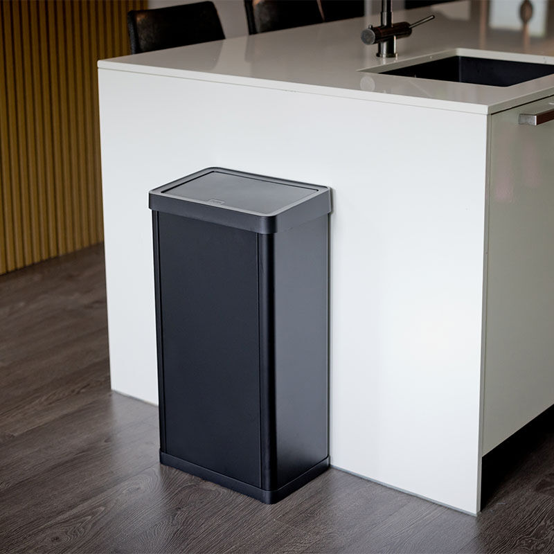 De QLT Knockdown Prullenbak 50 liter staat in de keuken. De QLT Knockdown Prullenbak 50 liter staat in de keuken.