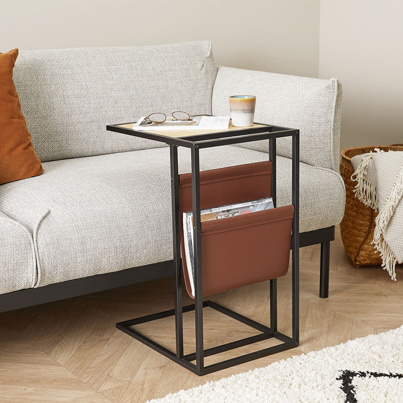 Het Lifa Living Magazine Rek Manhatten staat in de woonkamer. Het Lifa Living Magazine Rek Manhatten staat in de woonkamer.