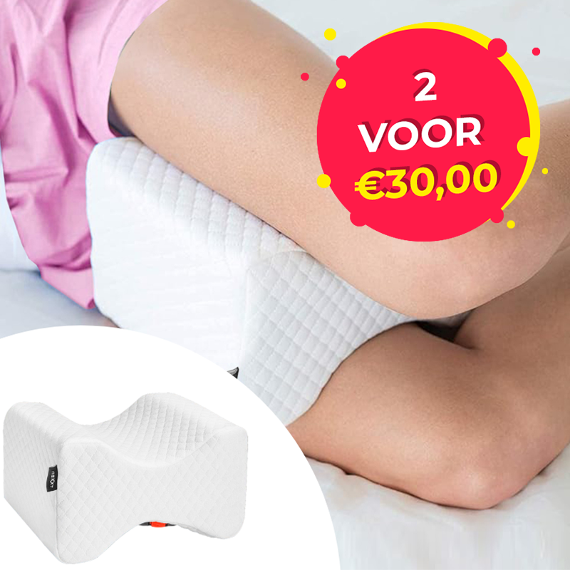 Eeen vrouw met een wit orthopedisch kniekussen van het merk Nexxt, met een ergonomisch ontwerp en een afneembare gewatteerde hoes voor extra comfort tijdens het slapen tussen haar benen