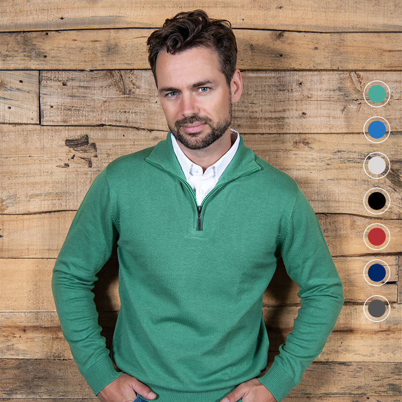 Een model draagt de Cappuccino Trui met Kraag en Rits Como in de kleur groen, daarnaast staan alle kleuren opties.