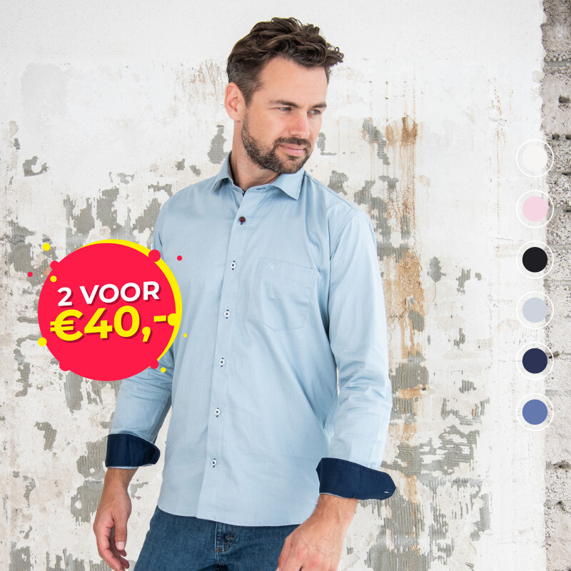 Model die de Cappuccino overhemd Milano draagt in de kleur lichtblauw