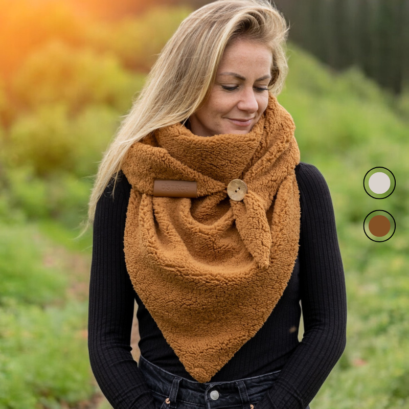 model die de DSTRCT Teddy Wikkelsjaal draagt im de kleur cognac en 2 kleuren opties model die de DSTRCT Teddy Wikkelsjaal draagt im de kleur cognac en 2 kleuren opties
