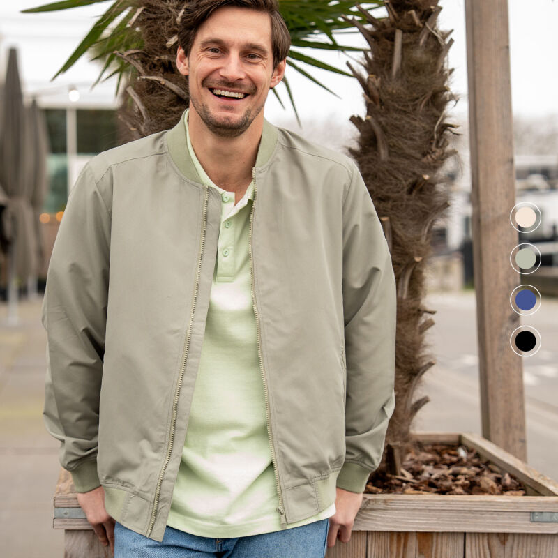 Een man draagt het Mario Russo Bomberjack in de kleur kaki, het jack is verkrijgbaar in 4 verschillende kleuren. 