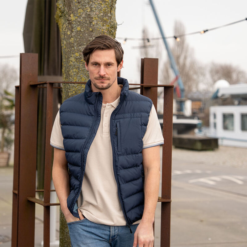 Een man draagt de Mario Russo bodywarmer in de kleur marineblauw.