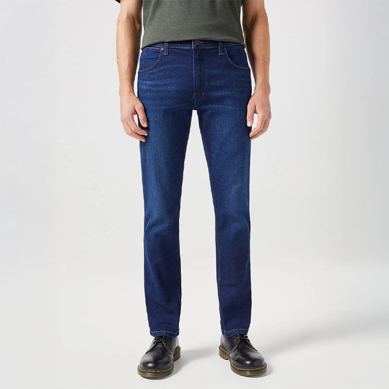 De voorzijde van de Wrangler Greensboro Night Shade. De voorzijde van de Wrangler Greensboro Night Shade.