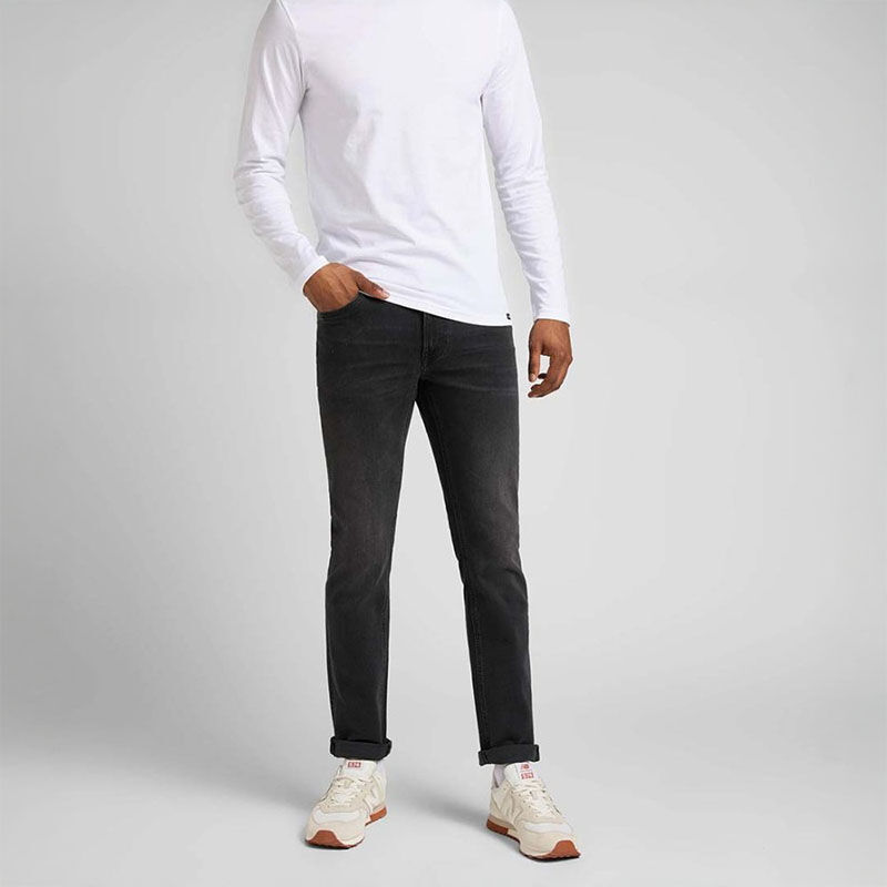Een man draagt de Lee Jeans Daren Asphalt Rocker. Een man draagt de Lee Jeans Daren Asphalt Rocker.