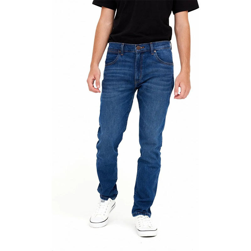 Een man draagt de Wrangler Larston Desire. Een man draagt de Wrangler Larston Desire.