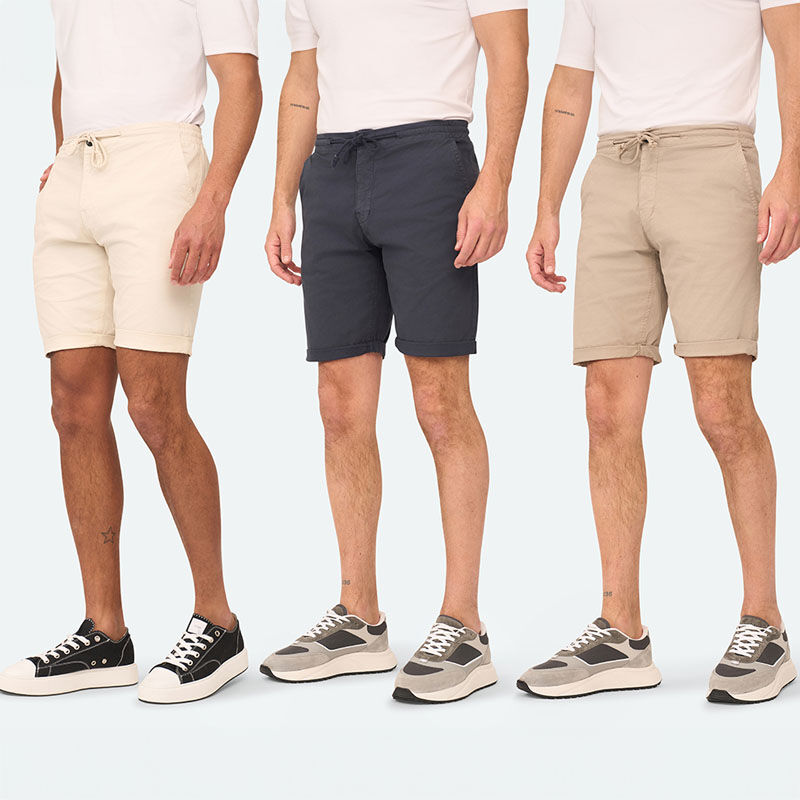 De Solution Heren Chino Short in beige, marineblauw en taupe, vooraanzicht met steekzakken en koordsluiting. De Solution Heren Chino Short in beige, marineblauw en taupe, vooraanzicht met steekzakken en koordsluiting.