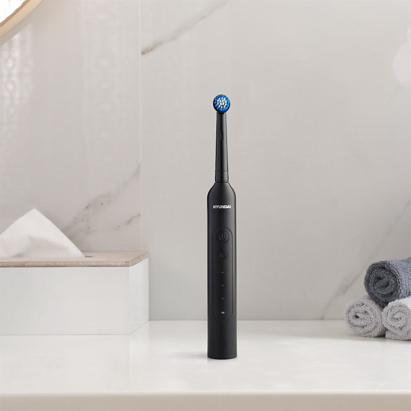 De Hyundai Elektrische Tandenborstel staat op een wastafel. 