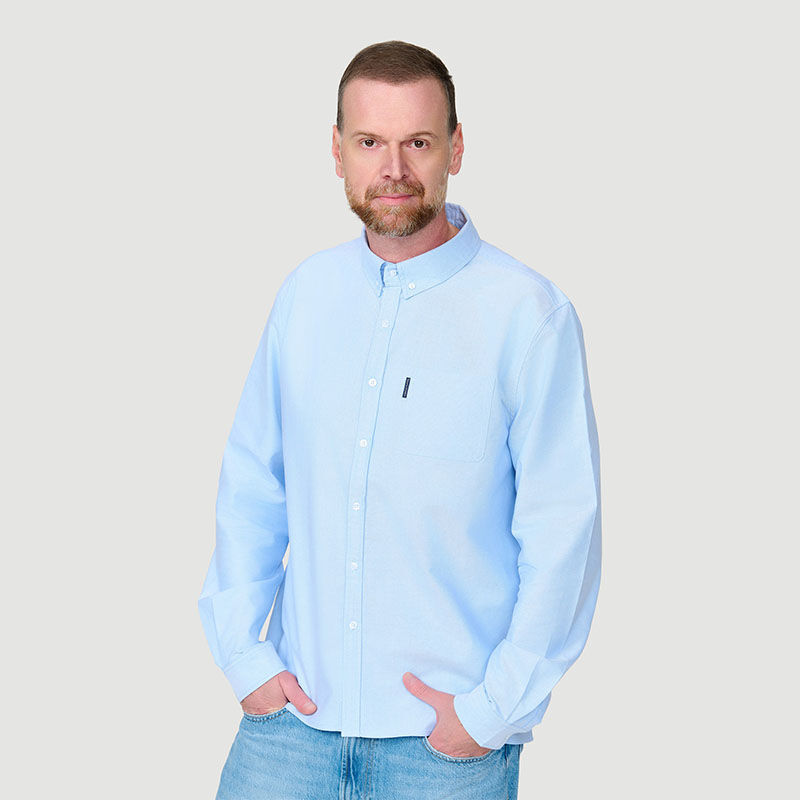 Voorzijde model met American Flannel Oxford Overhemd in lichtblauw