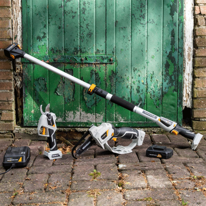 Batavia 18V Complete Power Snoeiset met Accu en Oplader volledige set in sfeersetting.
