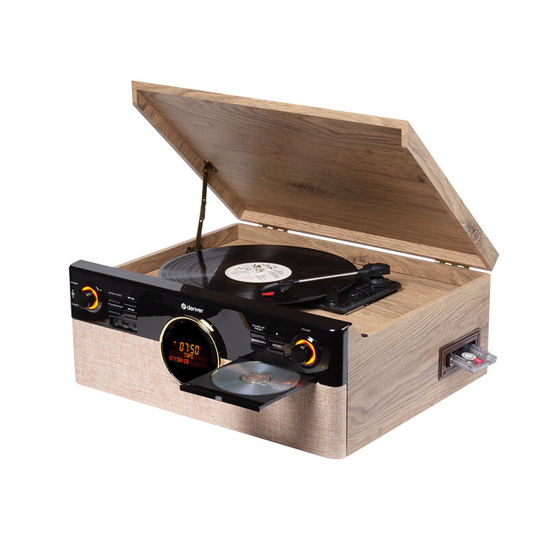 Schuine voorzijde van de Denver MRD-180 met open platenspeler en cd-lade, in gebruik.