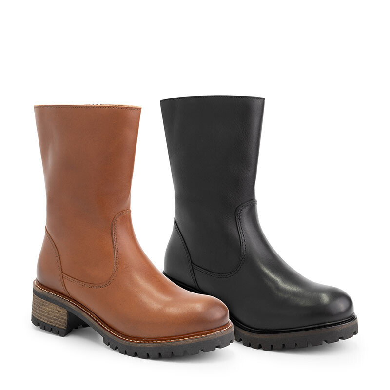 Cognac en zwarte Mysa Delphine kuitlaarzen naast elkaar, gemaakt van leer met stevige profielzool.