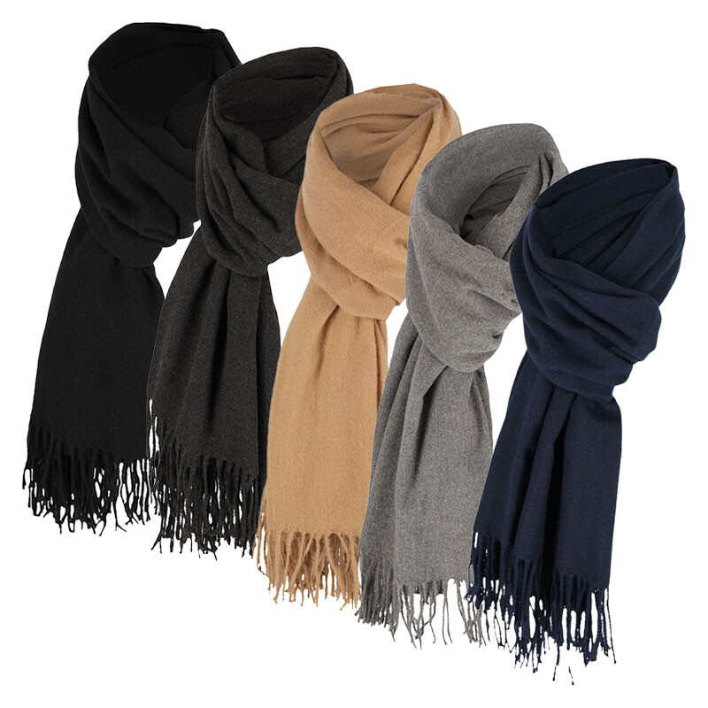 Vijf zachte Heat Essentials sjaals met franjes in de kleuren zwart, antraciet, camel, grijs en marineblauw naast elkaar getoond.