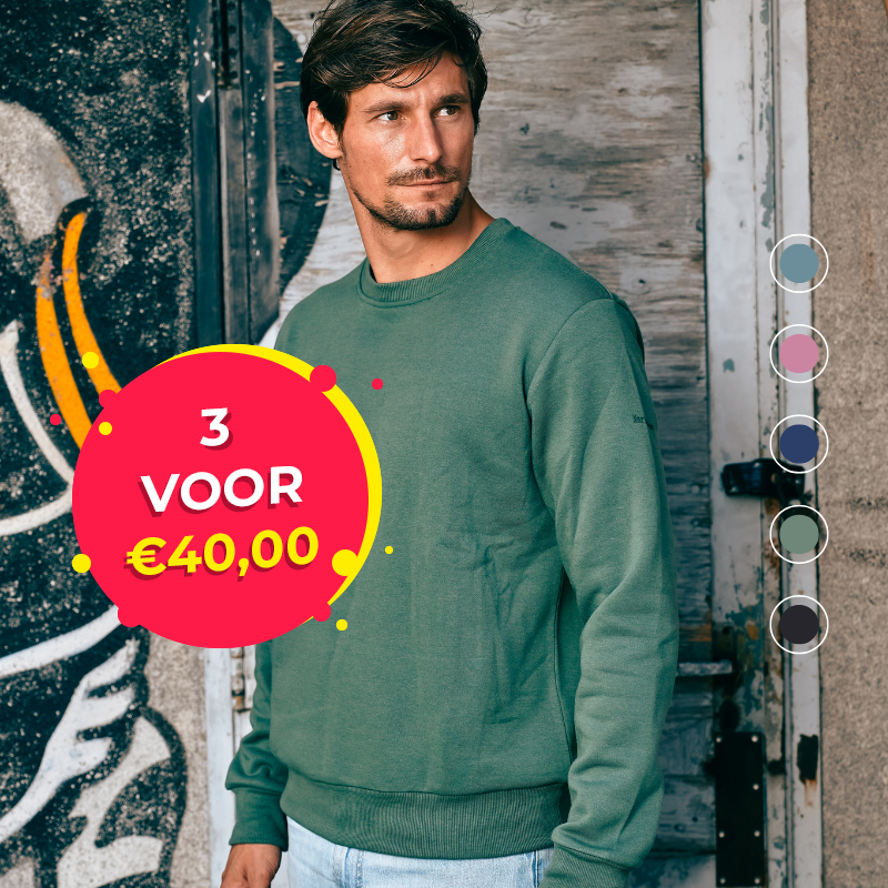 Het model draagt de Mario Russo Sweater Ronde Nek in groen met alle kleuren opties. Het model draagt de Mario Russo Sweater Ronde Nek in groen met alle kleuren opties.