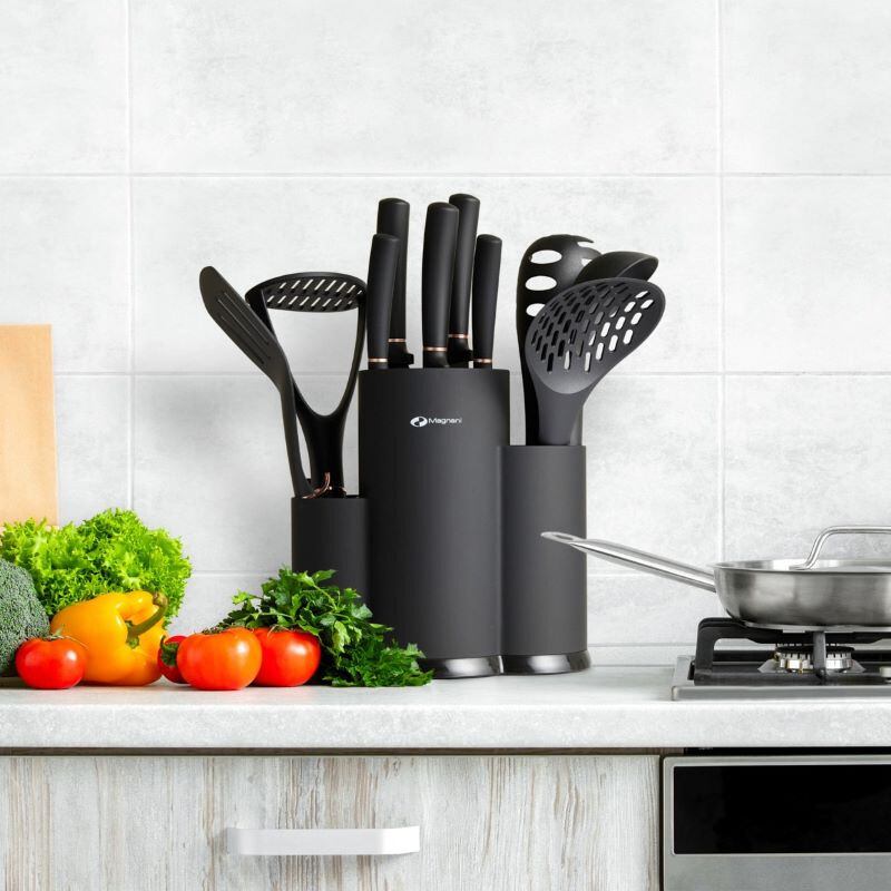 11-Delige Magnani Keukenset met Messen en Keukengerei in Standaard in sfeersetting.