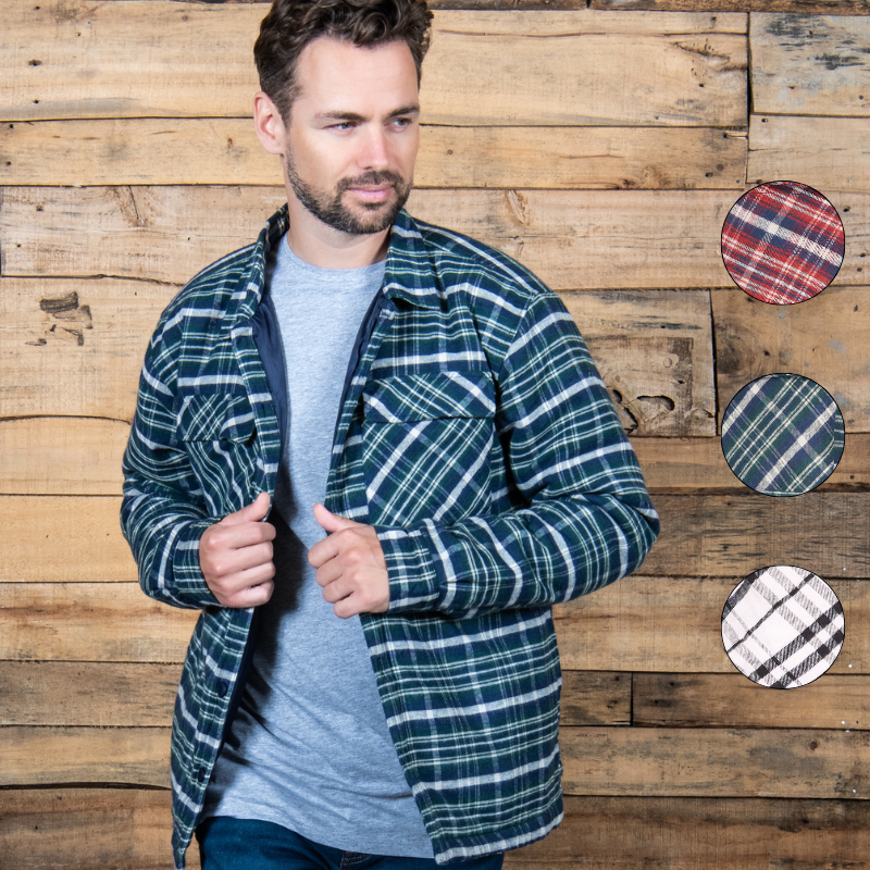 model die de Cappuccino Gevoerd Houthakkers Shirt Woodsman draagt in marineblauw met de kleuren opties