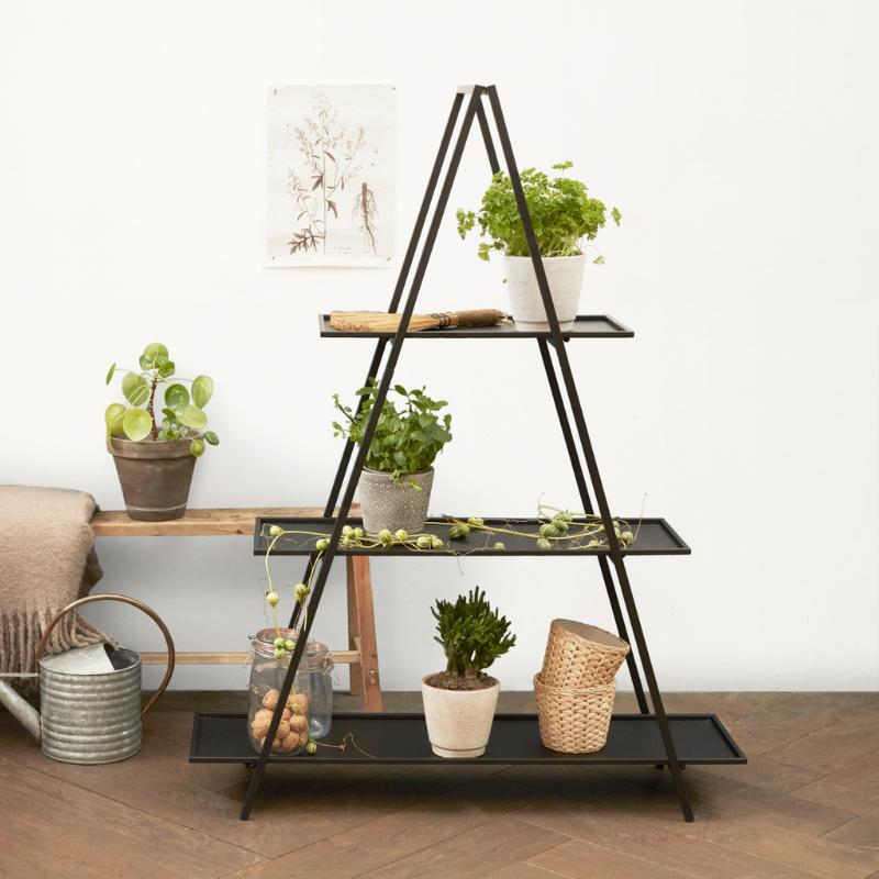 De Lifa Living Plantenstandaard Jasmine staat in de kamer.