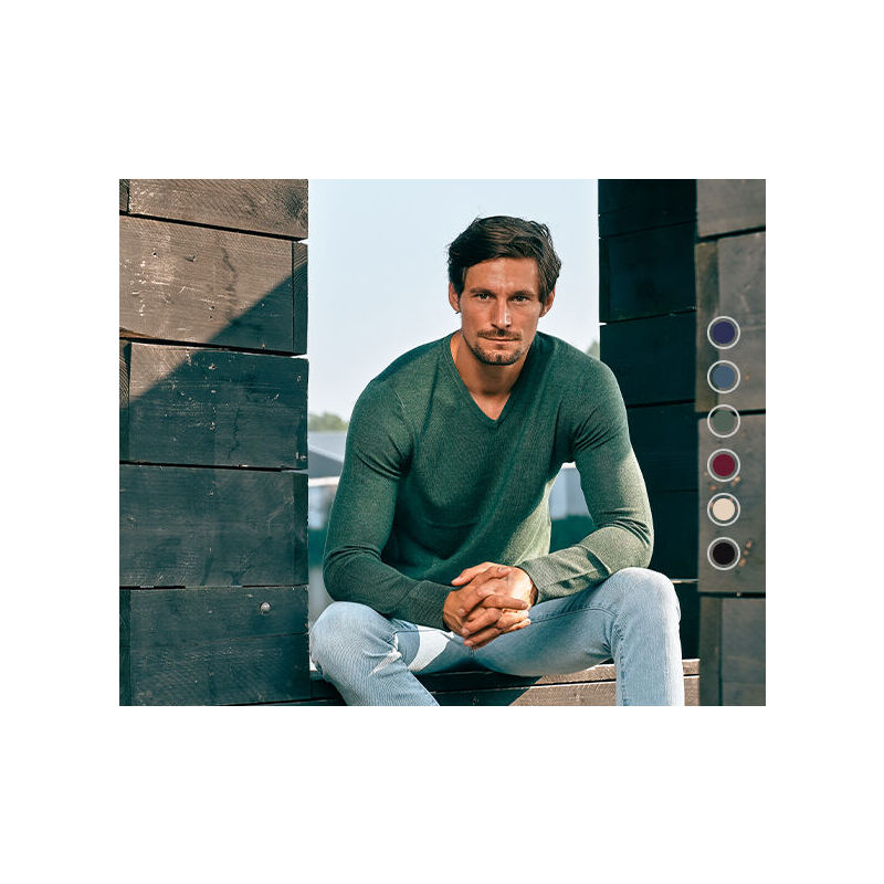 De Mario Russo Pullover is een stijlvolle trui met V-hals.