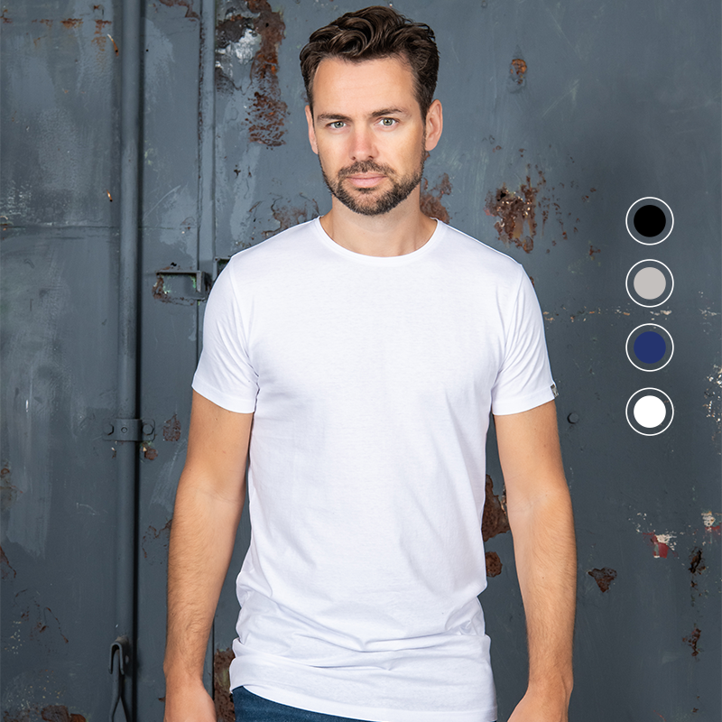 Het model draagt een Cappuccino Igor t-shirt met alle kleuren opties.