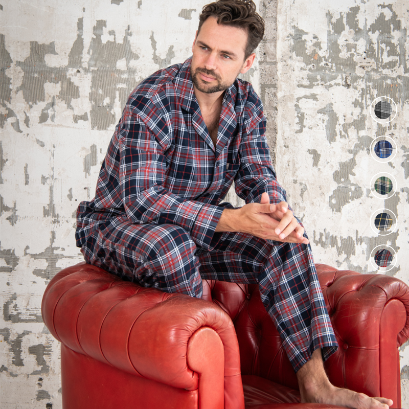 model die de Cappuccino Pyjama Set Alba in alle kleuren.