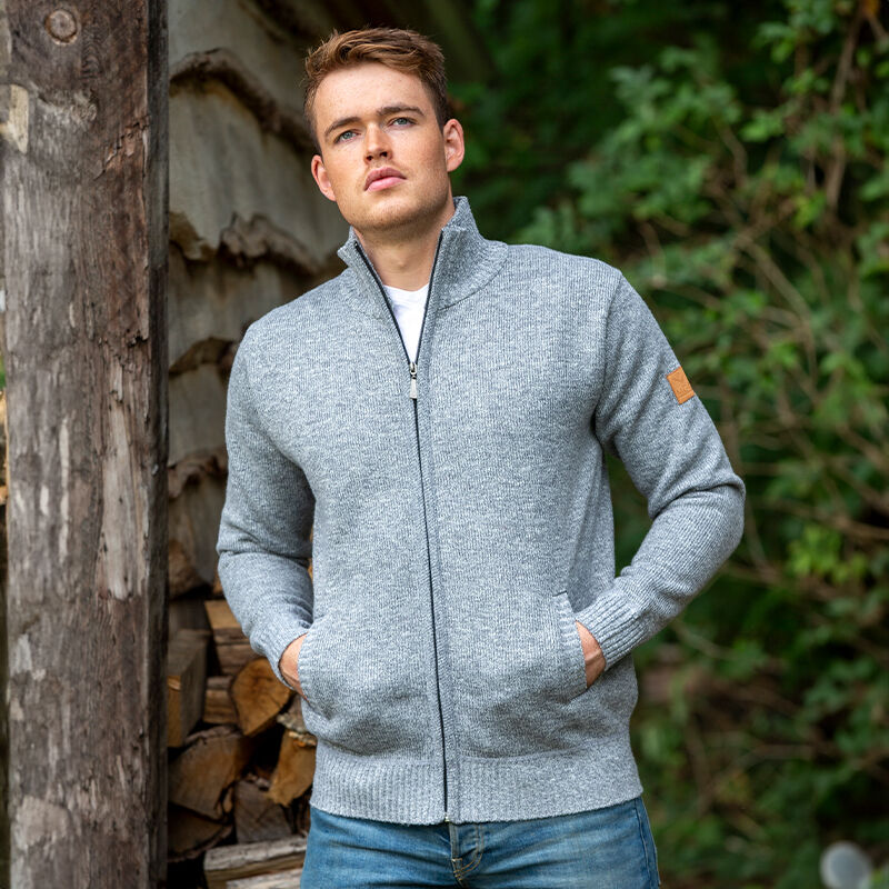 Het MGO Fleece Cardigan met Rits is een modieus vest, welke ideaal is voor buitenactiviteiten. Het MGO Fleece Cardigan met Rits is een modieus vest, welke ideaal is voor buitenactiviteiten.