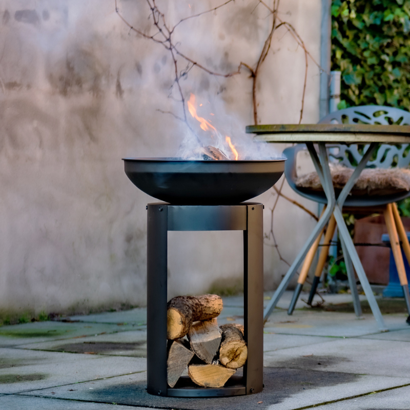 De RedFire Vuurhaard met Houtopslag Arizona staat in de tuin.