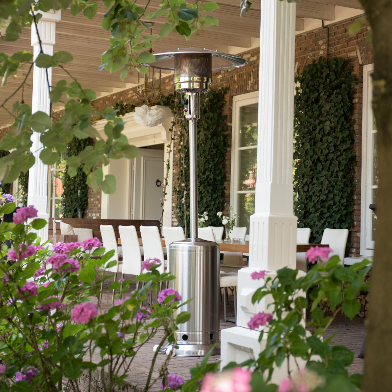 De Sunred Staande Terrasverwarmer op Gas Sargas 14000 Watt staat op terras.