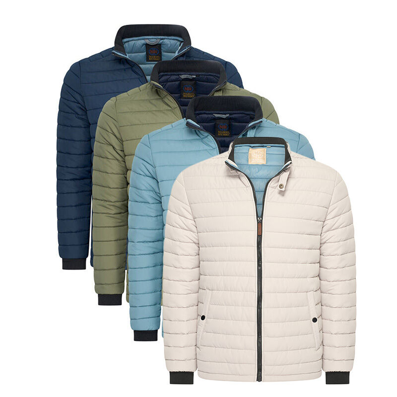 De Mario Russo Wave Jas is verkrijgbaar in donkerblauw, olijfgroen, lichtblauw en beige. 