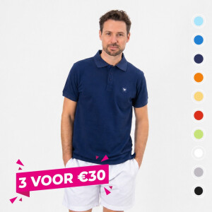 Een model draagt de Cappuccino Polo Plain Pique in de kleur navy. De polo is verkrijgbaar in 10 verschillende kleuren. 