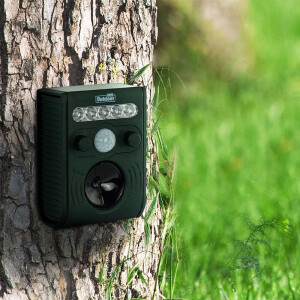 De Ultrasone Verjager hangt aan de boom. 