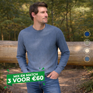 Model draagt de Mario Russo Waffle Pullover in de kleur petrol, de pullover is verkrijgbaar in 4 kleuren. Er geldt tijdelijk een 3 voor 60 actie. 