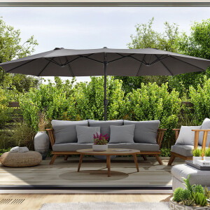 De Lifa Garden Dubbele Parasol met Beschermhoes staat in de tuin.