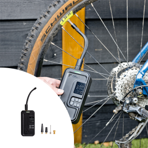 QLT Luchtcompressor met Opbergvak terwijl deze een fietsband op aan het pompen is.