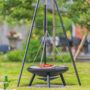 De RedFire Barbecue Tripod El Paso met Vuurschaal in actie.