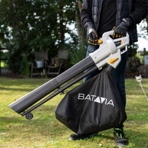 Batavia 3-in-1 Elektrische Bladblazer, -Zuiger, en -Versnipperaar 3300W in sfeersetting.