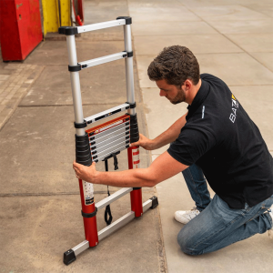 Batavia Telescopische Ladder 3.27 m terwijl deze uitgeklapt wordt.